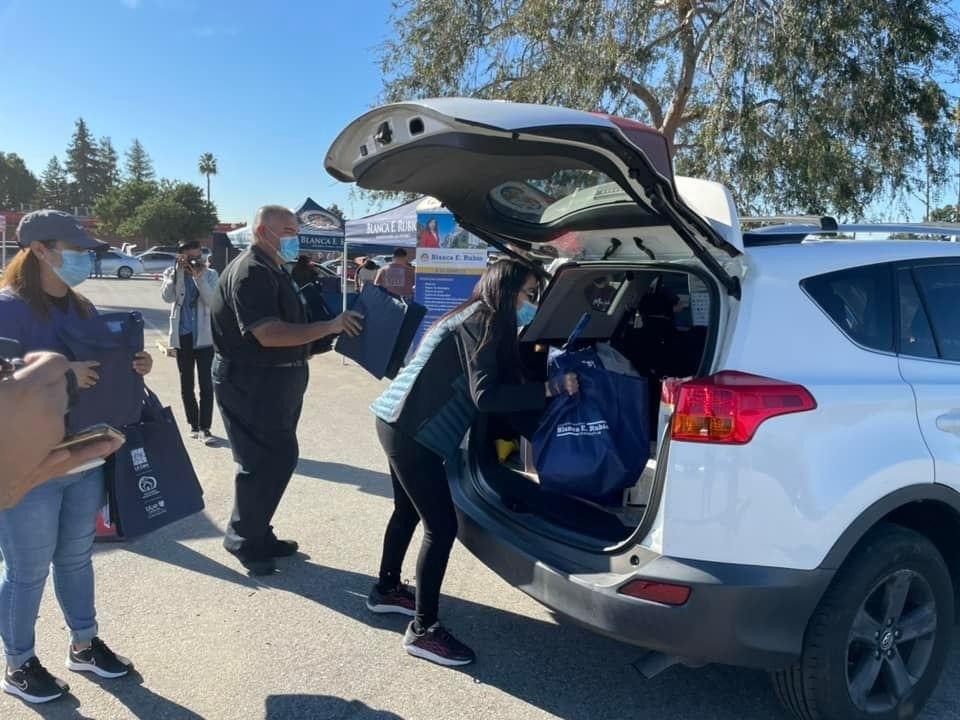 Assemblymember Rubio loading groceries into the back of an SUV