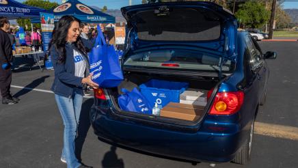 Assemblymember Rubio places turkey in constituent's car